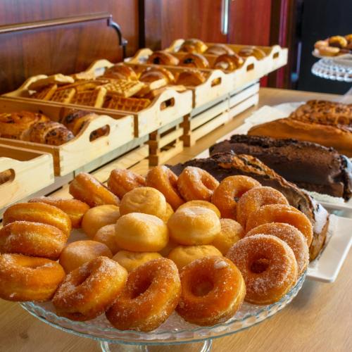 Varietà di dolci e ciambelle su un tavolo da buffet.